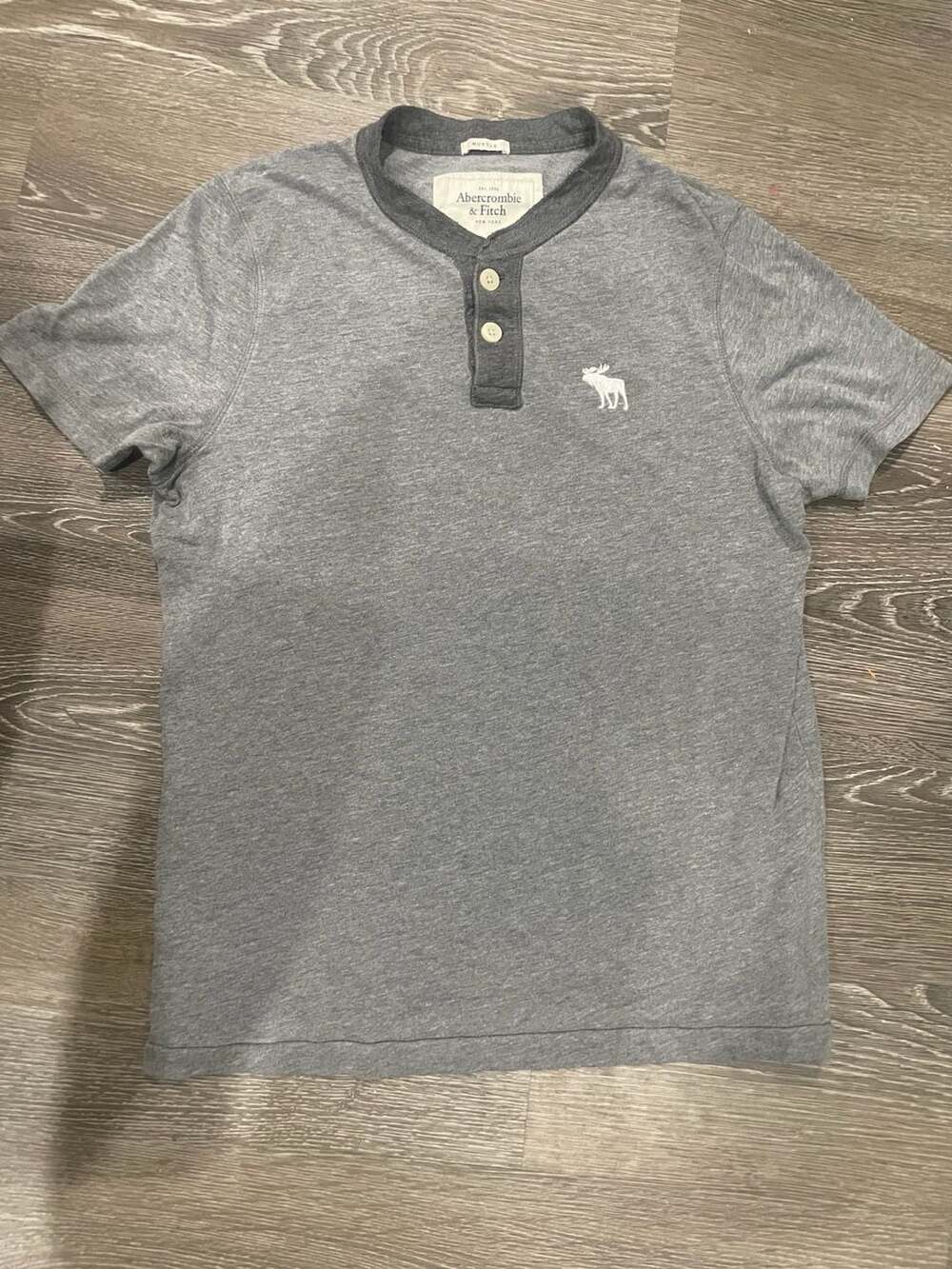 Size Medium. Abercrombie & Fitch Men's Gray Henley T-Shirt